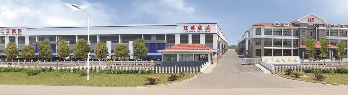 欣荣团队在车间现场讨论塑料挤出设备方案