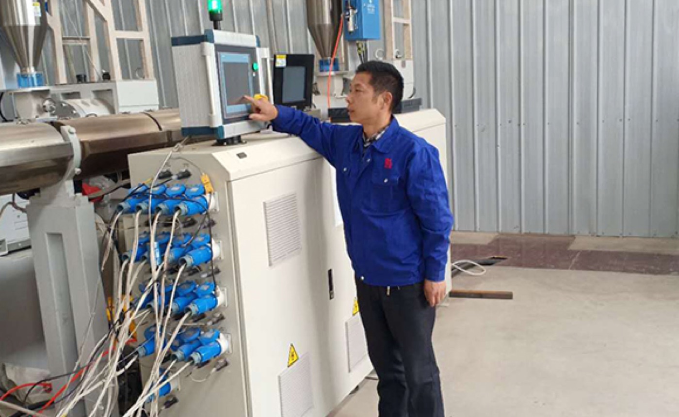 欣荣售后工程师在客户工厂现场调试设备