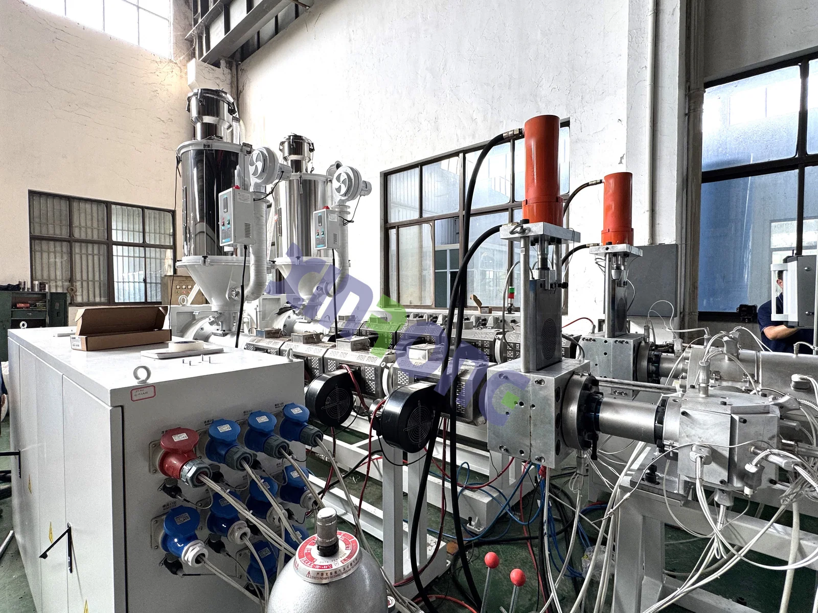HDPE双壁波纹管高速水冷生产线成功通过测试 现场设备图片
