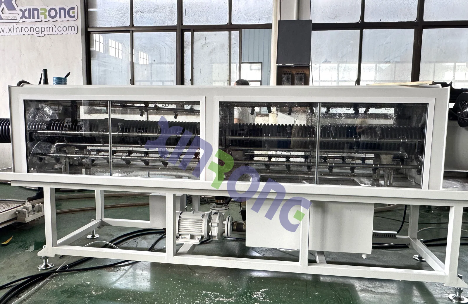 HDPE双壁波纹管高速水冷生产线成功通过测试 现场设备图片