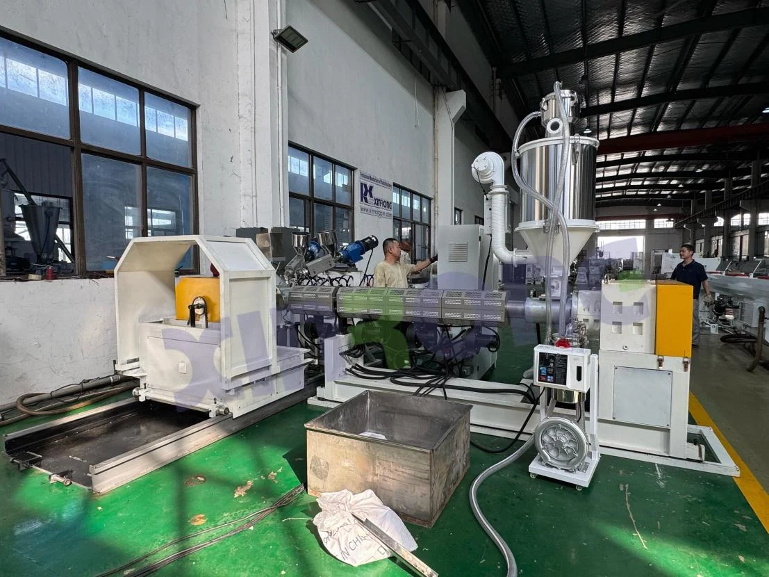 准备发运乌干达的PVC钢丝抽吸软管生产线在工厂试机